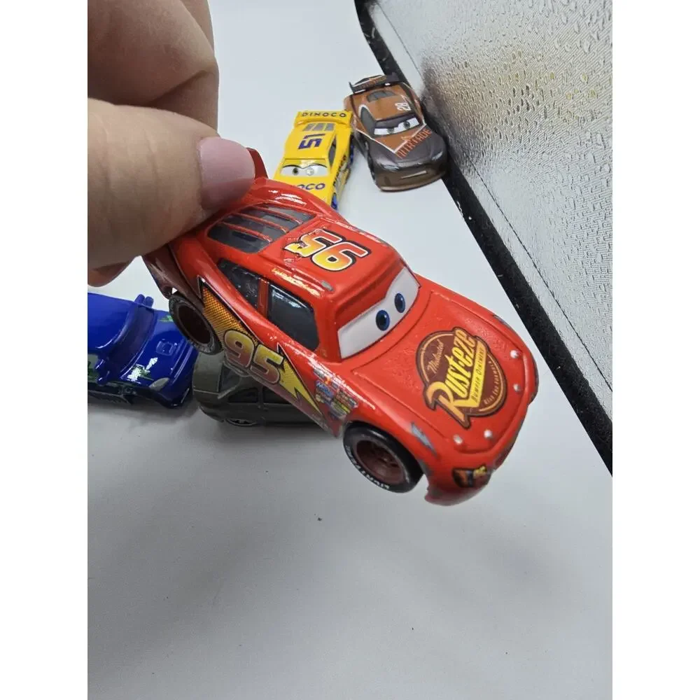 Disney/Pixar Cars Die Cast Toy Car Lot Lighting McQueen